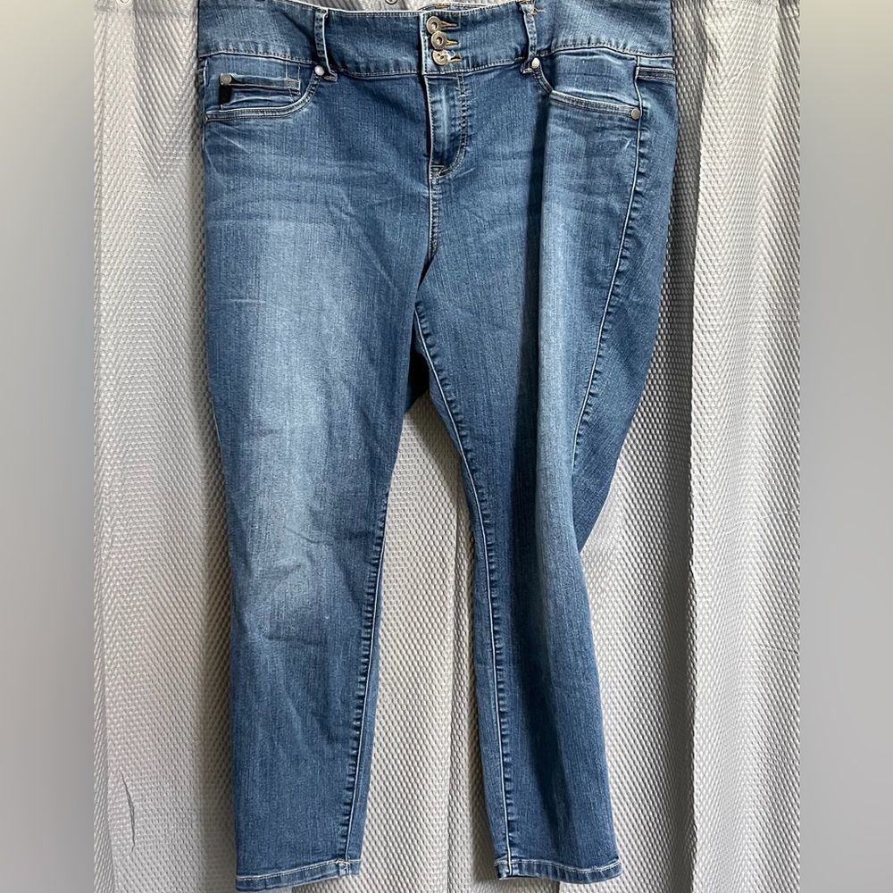 TORRID: Denim Capris sz. 20